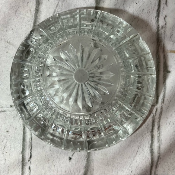 6' Glass ashtray Ornate round pressed glass starburst pattern - Picture 5 of 11